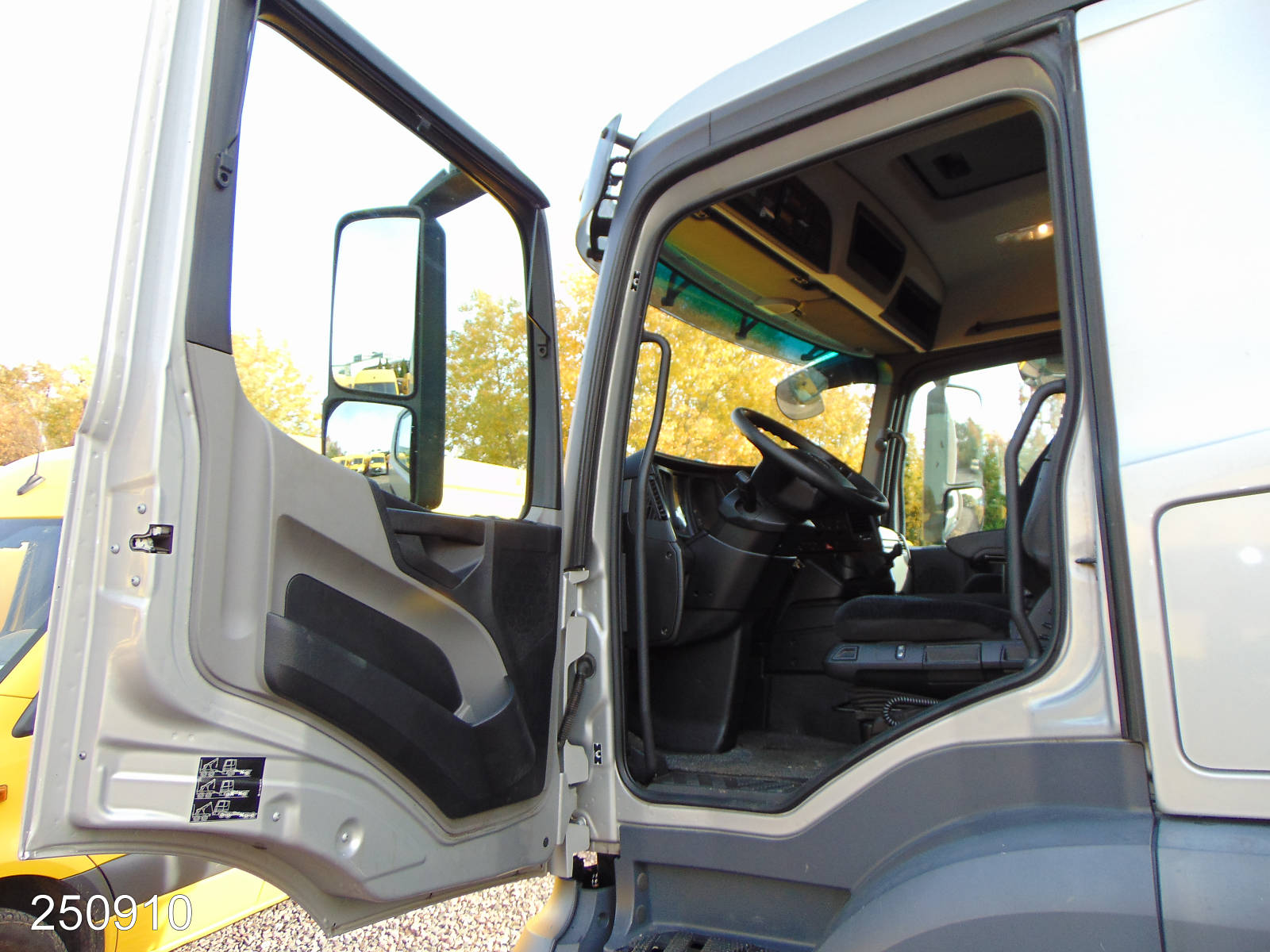 Mercedes Antos 1833L 3-Zonen Kühlkoffer-LBW, Interne Nummer: 250910 Bild Nr. 3