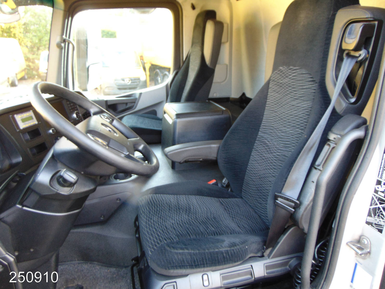 Mercedes Antos 1833L 3-Zonen Kühlkoffer-LBW, Interne Nummer: 250910 Bild Nr. 4