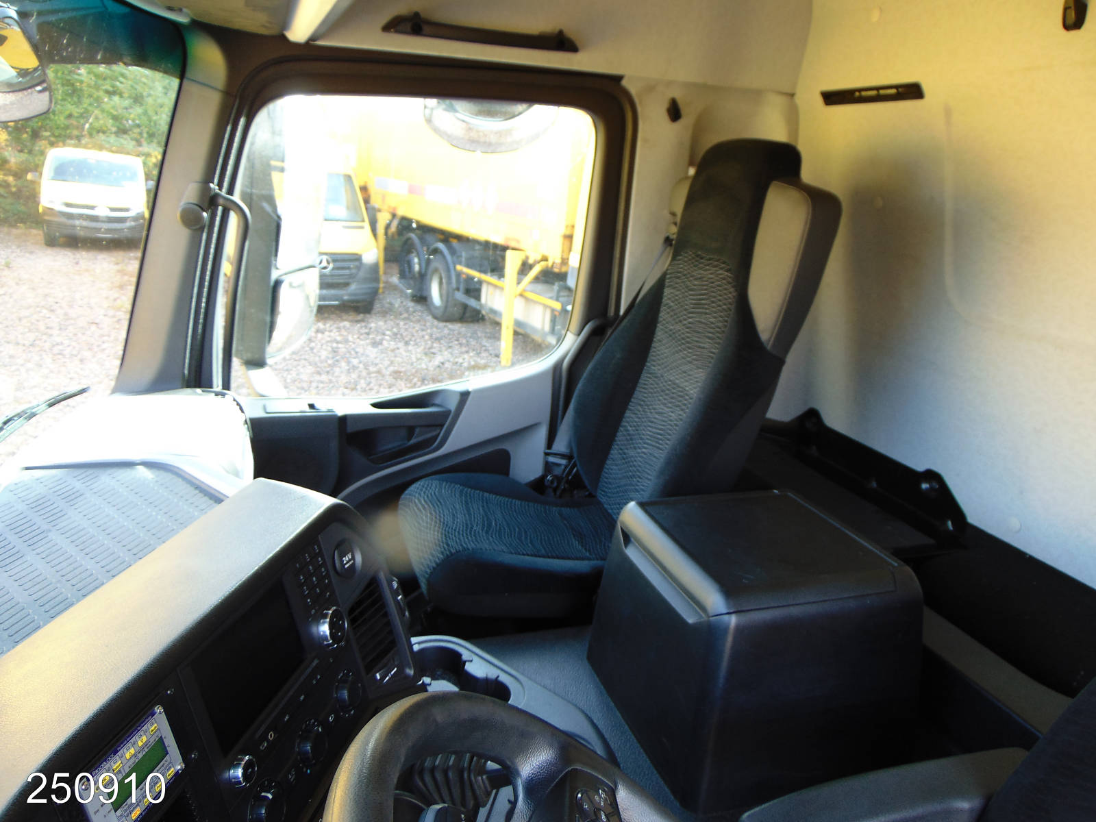 Mercedes Antos 1833L 3-Zonen Kühlkoffer-LBW, Interne Nummer: 250910 Bild Nr. 5